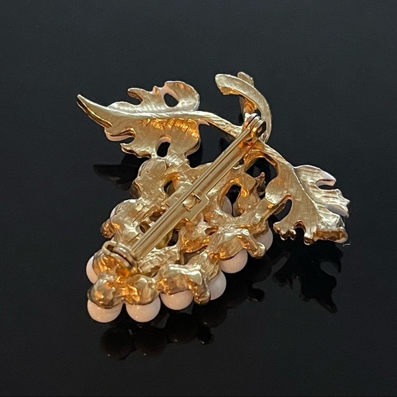 🍇 Beautiful White Vintage Grapes Brooch - Picture 2 of 2